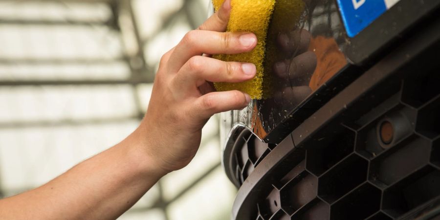 Bitte bei Bedarf putzen: Auch die Kennzeichen am Auto müssen stets lesbar bleiben.