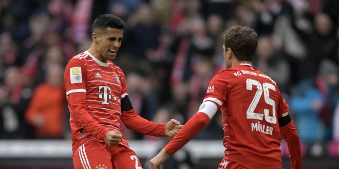 Thomas Müller und João Cancelo jubeln im Spiel gegen Bochum. Bundesliga