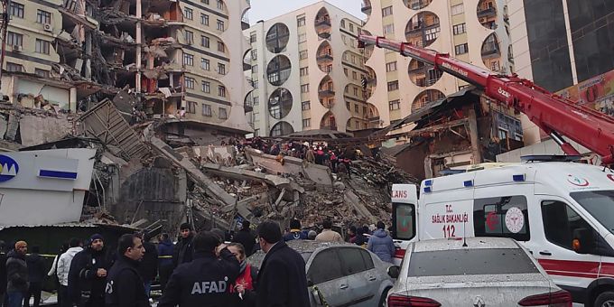 Rettungskräfte und medizinische Teams versuchen nach dem Erdbeben in Diyarbakir im Südosten der Türkei, verschüttete Bewohner in einem eingestürzten Gebäude zu erreichen. (Archivbild) Foto: Uncredited/AP/dpa Erdbeben Türkei