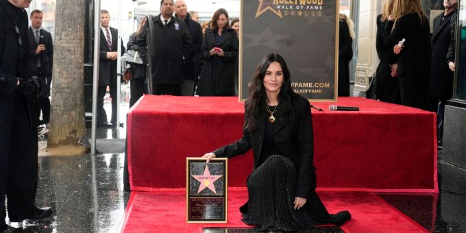 Schauspilerin Courteney Cox mit ihrem Stern auf auf dem Hollywood Walk of Fame. Schauspilerin Courteney Cox mit ihrem Stern auf auf dem Hollywood Walk of Fame.