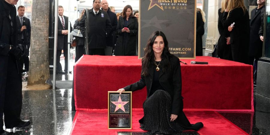 Schauspilerin Courteney Cox mit ihrem Stern auf auf dem Hollywood Walk of Fame.