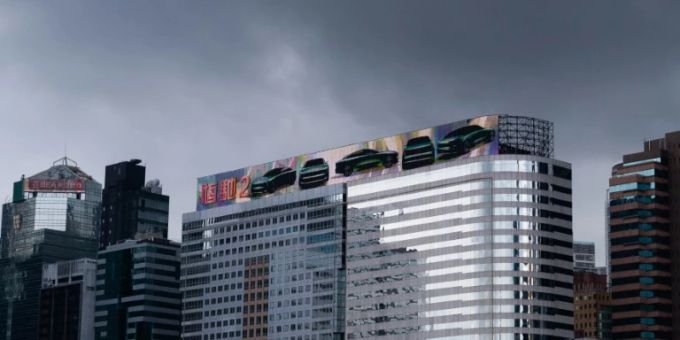 Reklame mit Evergrande-Autos in Hongkong 2021 Reklame mit Evergrande-Autos in Hongkong 2021