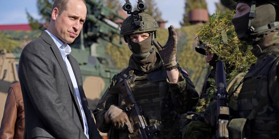 Prince William trifft Mitglieder des polnischen Militärs in Rzeszow.