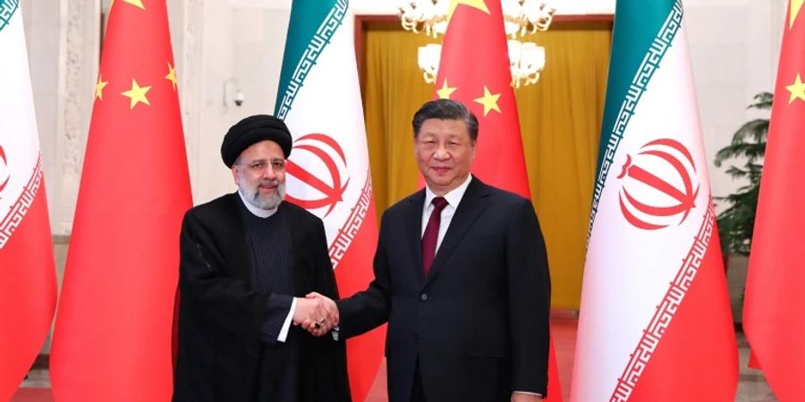 Raisi (l.) mit Xi in Peking