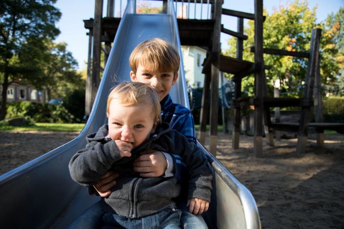 Toben auf dem Spielplatz: Das macht nicht nur Spass, sondern tut auch der Augengesundheit gut. Augengesundheit Spielplatz Toben Spass