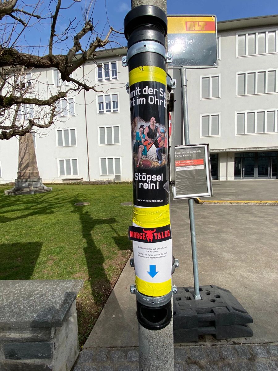 In Liestal BL stehen schon am Donnerstag Ohrenstöpselverteiler bereit, hier vor der Kaserne.