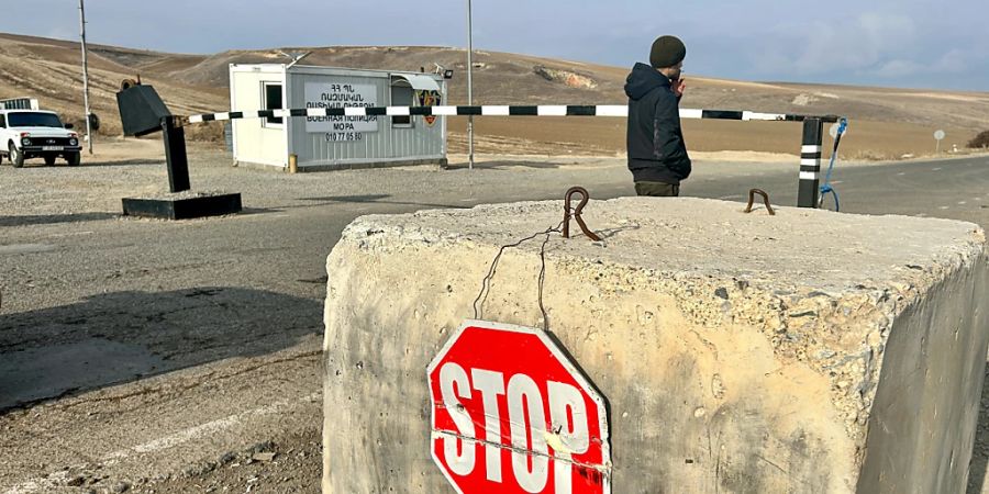 ARCHIV - Der Latschin-Korridor ist die einzige Strasse, die Armenien mit Berg-Karabach verbindet. Foto: Gilles Bader/Le Pictorium Agency via ZUMA/dpa