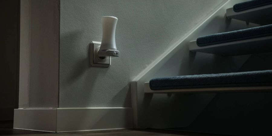 Bewegungsmelder schalten das Licht an und aus - und helfen dabei, Strom zu sparen.
