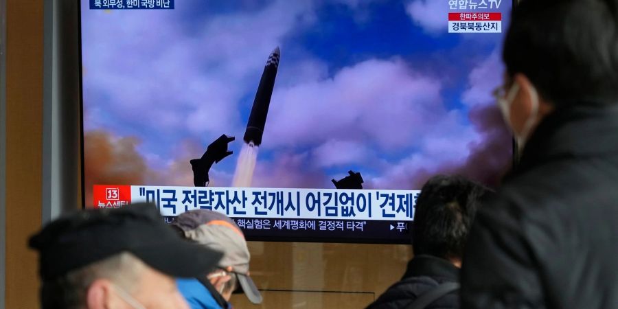 Eine Nachrichtensendung zeigt in Seoul ein Archivbild eines Raketenstarts in Nordkorea.