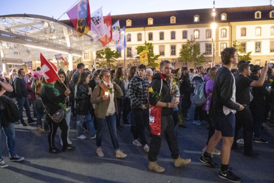 Noch vor Demo-Beginn werden die Protestler unter dem Baldachin am Bahnhof eingekesselt.