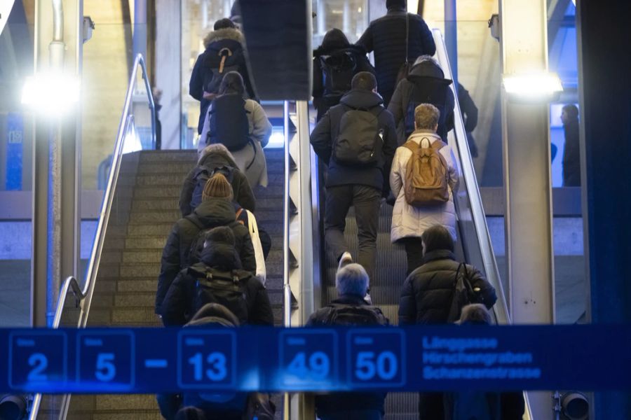 Pendler auf einer Rolltreppe am Bahnhof Bern.