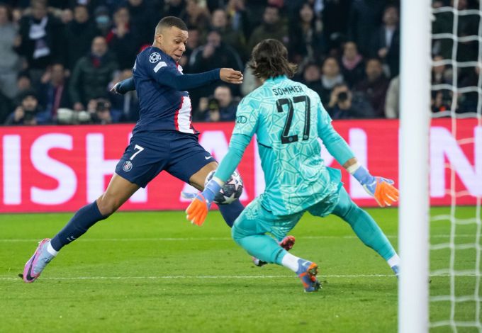 Yann Sommer pariert in der Champions League gegen Kylian Mbappé. Yann Sommer