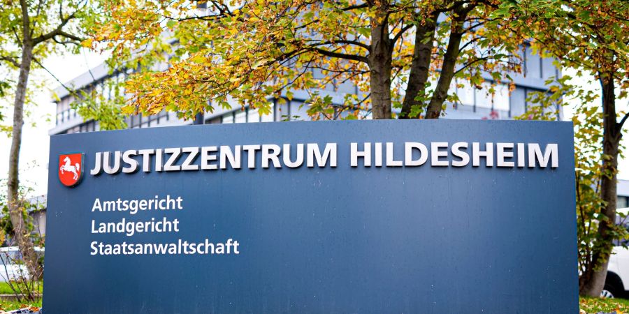Wegen Urkundenfälschung ist eine frühere Pflegeheim-Mitarbeiterin zu einer Geldstrafe verurteilt worden.