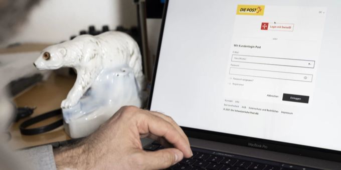 Eine Person benutzt ihr Login auf der Seite der Schweizer Post. Login
