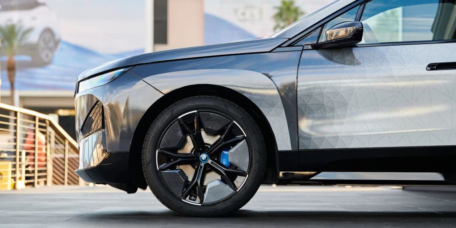 Licht und Schatten im Fluss. Mit der E-Ink-Technologie kann sich dieser BMW ein neues Farbenspiel auf der Karosserie zaubern.
