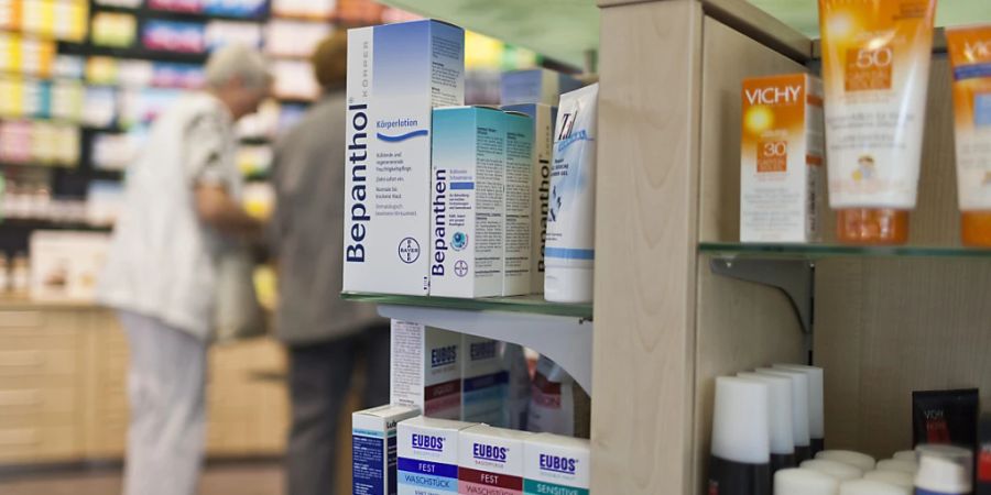 Überdurchschnittlich stark stiegen im vergangenen Jahr gemäss Santésuisse die Kosten bei den Apotheken. Insgesamt seien die Medikamentenkosten in der Grundversicherung pro Person um 4,6 Prozent erneut überdurchschnittlich stark angestiegen. (Archivbild)