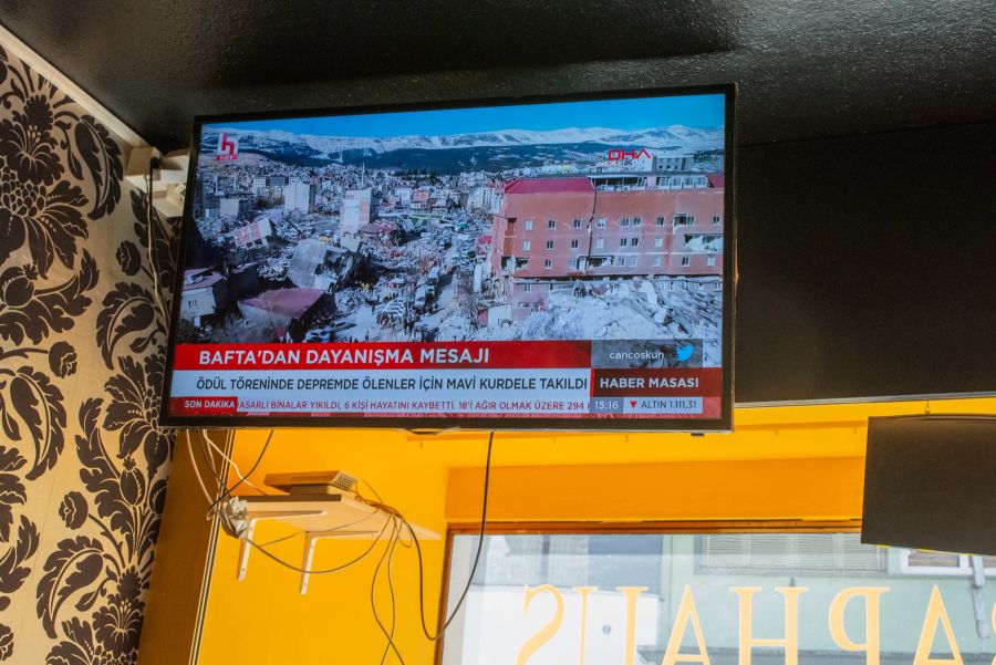 Im türkischen Fernsehen werden immer wieder die erschütternden Bilder der Erdbeben gezeigt.