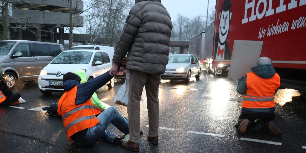 Klimaaktivisten Blockieren Strassen In Mehreren Städten