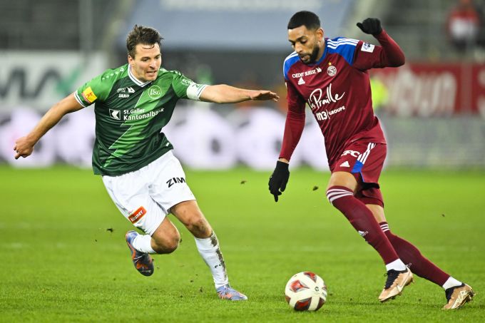 St. Gallens Lukas Görtler (l.) im Duell mit Ronny Rodelin von Servette. FC St.Gallen