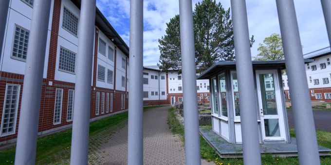 In Gefängnissen fehlt es überall an Personal - das hat schwere Konsequenzen. In Gefängnissen fehlt es überall an Personal - das hat schwere Konsequenzen.