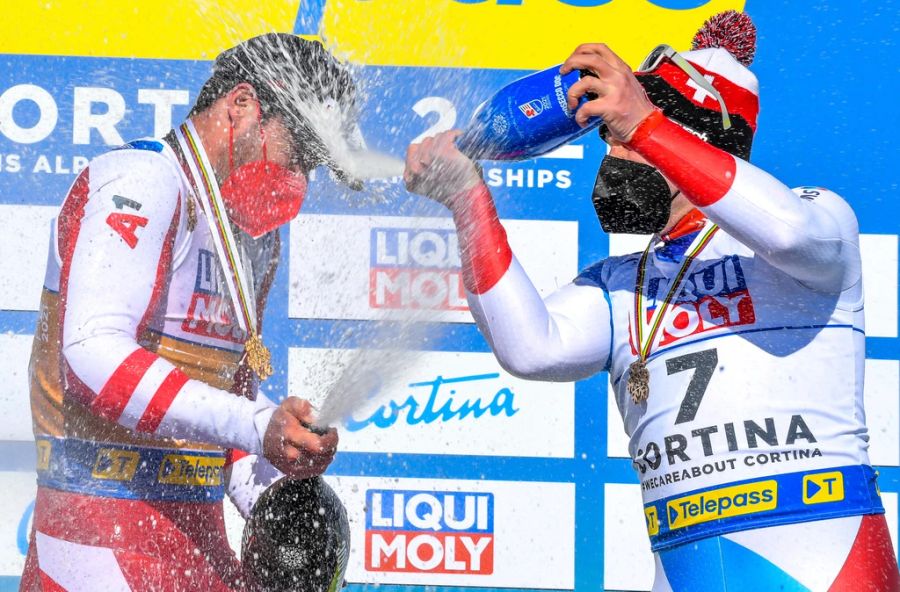 Von Beat Feuz (Bronze) gibt's nach der Abfahrt eine Champagner-Dusche.