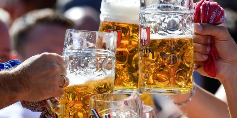 Festbesucher stossen mit Bier an