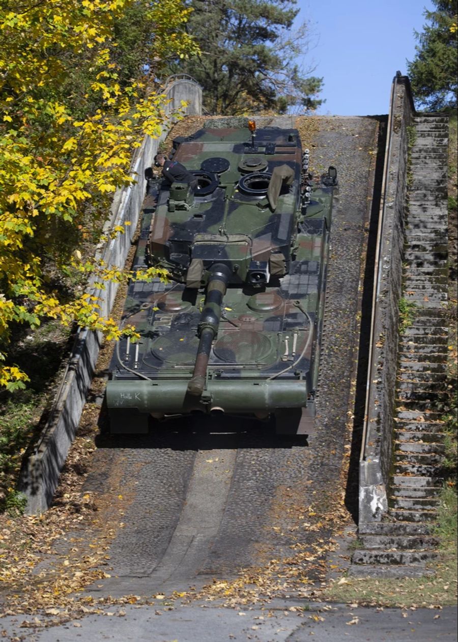 Aufgrund von einer Sonderregel könnte die Schweiz die Panzer Deutschland zurückverkaufen. Deutschland hätte dann Ersatz für Panzer, die es selbst in den Ukraine-Krieg liefert. (Archivbild)