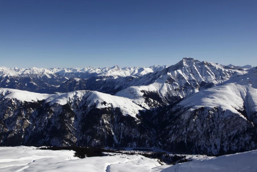 Blick vom Plangghorn über das Safiental mit Safien Platz im Talgrund und dem Piz Beverin.