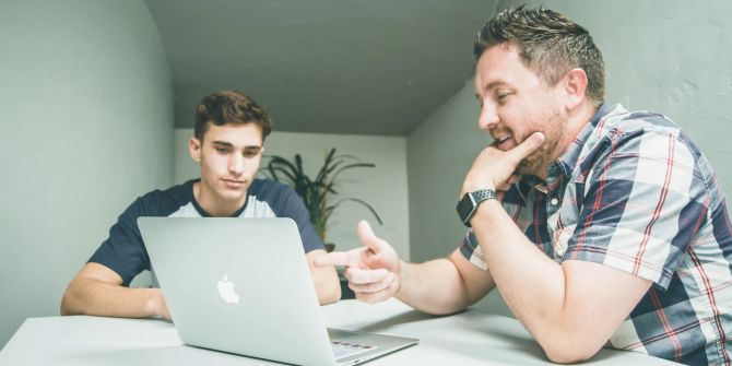 Vater Sohn Laptop reden