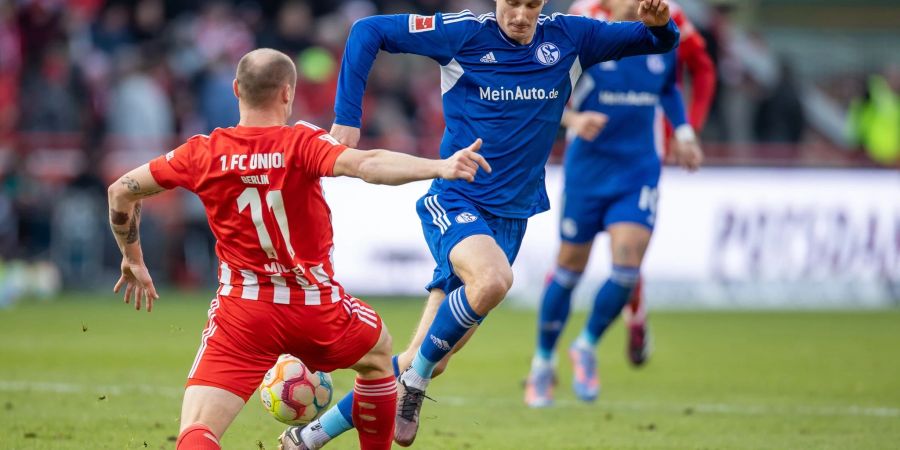 Schalkes Alex Kral (r) im Zweikampf mit dem Unioner Sven Michel.