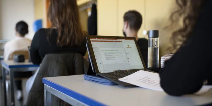 Eine Schülerin der Wirtschaftsschule KV Zürich arbeitet während des Wirtschaftsunterrichts am Laptop. berufsmaturität lehre