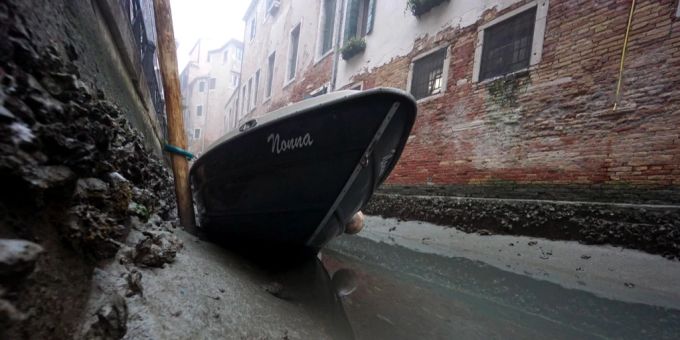 Diese Gondel in Venedig sollte eigentlich im Wasser liegen. Die Lagunenstadt leidet unter tiefem Wasserstand. Venedig