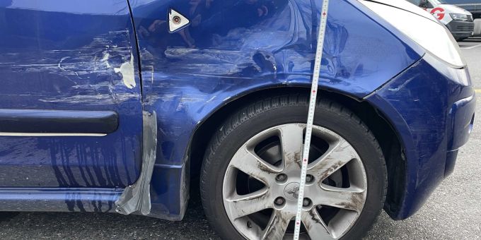 Am Mitsubishi entstand ein Sachschaden. Wettingen/A1: Nach Kollision weitergefahren