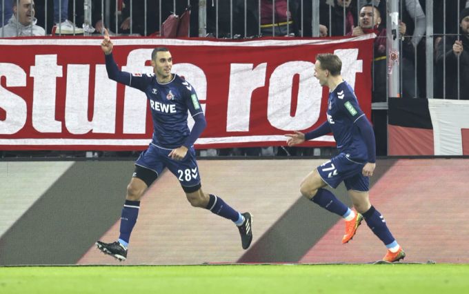 Ellyes Shkiri (l.) jubelt nach seinem frühen Führungstor für die Kölner. Bayern München