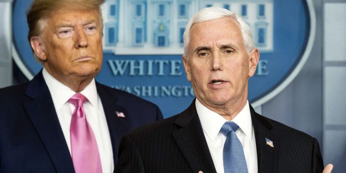 Der damalige US-Vizepräsident Mike Pence (r) zusammen mit Donald Trump im Jahr 2020 im Weissen Haus. mike pence