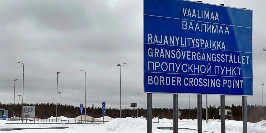 Ein Schild weist auf den Grenzübergang von Finnland nach Russland hin.