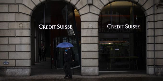 Schweizer Politikerinnen und Politiker nehmen die Notübernahme der Credit Suisse durch die UBS nicht einfach so hin. Credit Suisse