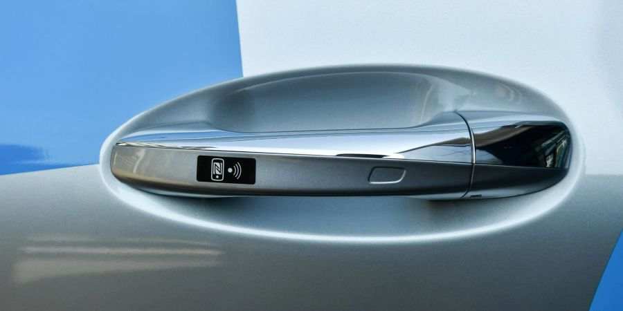 Türgriff ziehen, Funksignal an den Schlüssel senden: So kommunizieren gängige Keyless-go-Systeme.
