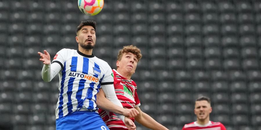 Herthas Suat Serdar (l) gewinnt das Kopfballduell gegen Augsburgs Arne Engels.