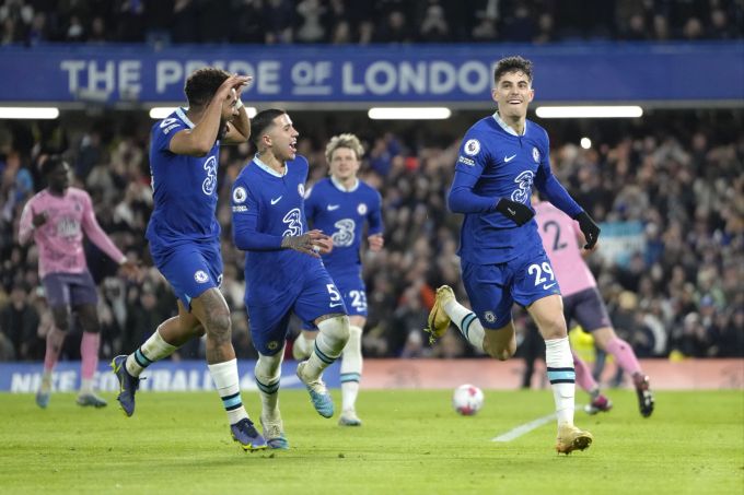 Kai Havertz (r.) feiert ein Tor für Chelsea in der Premier League. Kai Havertz Chelsea Fussball