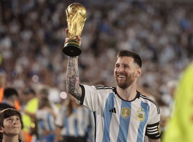Lionel Messi mit dem WM-Pokal. Lionel Messi