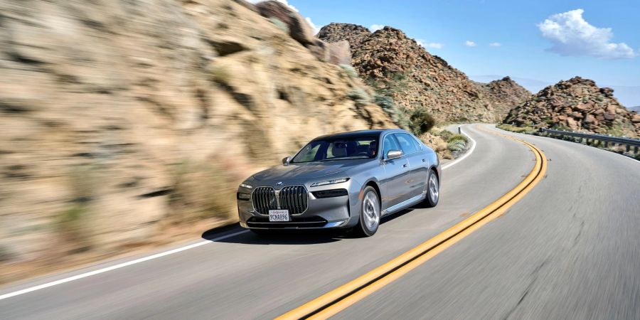 Kontrolliert neben der Spur: Immer mehr Autos wie etwa dieser BMW i7 sind in der Lage, immer komplexere autonome Fahrsituationen zu meisten.