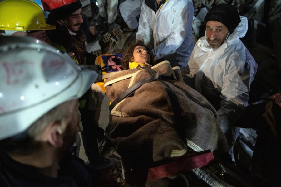 Auch rund eine Woche nach dem verheerenden Erdbeben werden noch Menschen lebend aus den Trümmern geborgen, wie hier die elfjährige Lena Maradini in Hatay.