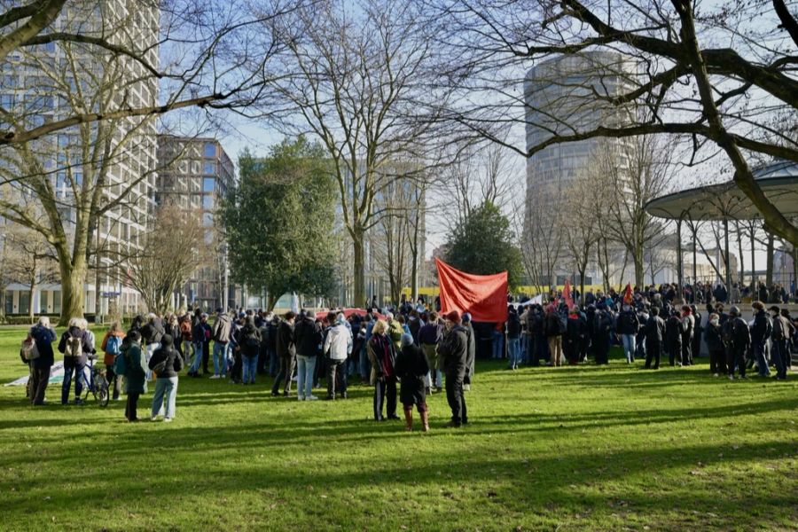 Die Teilnehmenden der Kundgebung seien mit Schutz- und Vermummungsmaterial ausgerüstet gewesen.