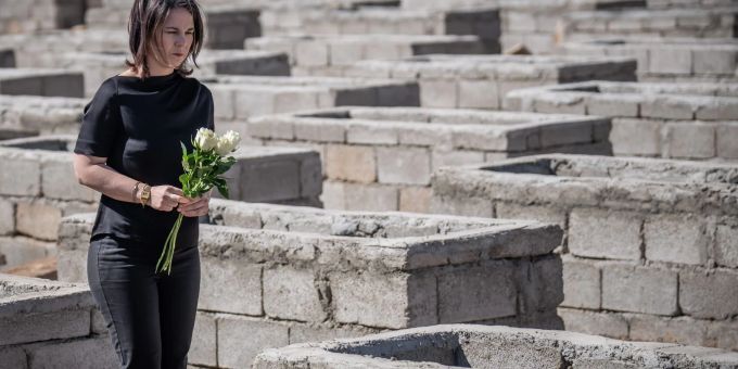 Annalena Baerbock legt Blumen am Friedhof von Kocho im Irak nieder. Annalena Baerbock legt Blumen am Friedhof von Kocho im Irak nieder.