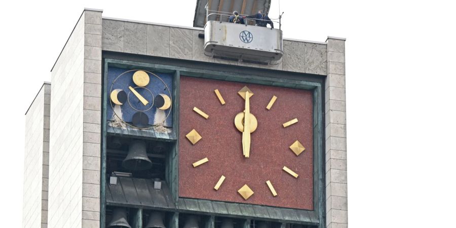 Die grosse Turmuhr am Stuttgarter Rathaus.