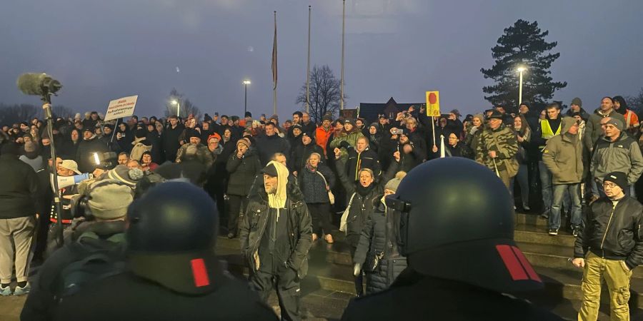 Bei einer Versammlung gegen die Einrichtung einer Flüchtlingsunterkunft in Mecklenburg-Vorpommern kommt es zu tumultartigen Szenen.