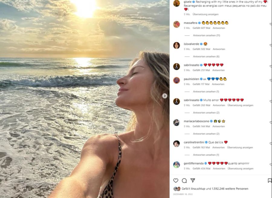 Gisele Bündchen erholt sich am Strand.