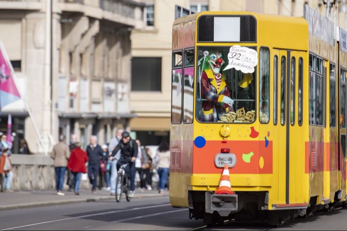 Bereits im Jahr 2021 während der Corona-Pandemie fuhr durch Basel eine Art «Fasnachts-Tram» der Baselland Transport AG (BLT). basel tram