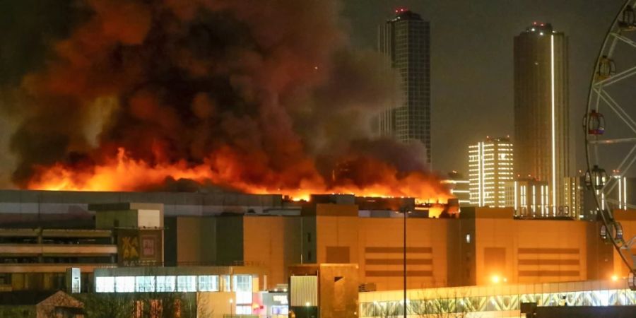 dpatopbilder - HANDOUT - Ein massiver Brand ist über dem Krokus-City  Veranstaltungshalle am westlichen Rand von Moskau zu sehen. Nach dem Angriff auf eine Veranstaltungshalle in der Region Moskau hat der russische Inlandsgeheimdienst FSB laut Agentur Interfax Tote und Verletzte bestätigt. Foto: Sergei Vedyashkin/Moscow News Agency/AP/dpa - ACHTUNG: Nur zur redaktionellen Verwendung und nur mit vollständiger Nennung des vorstehenden Credits